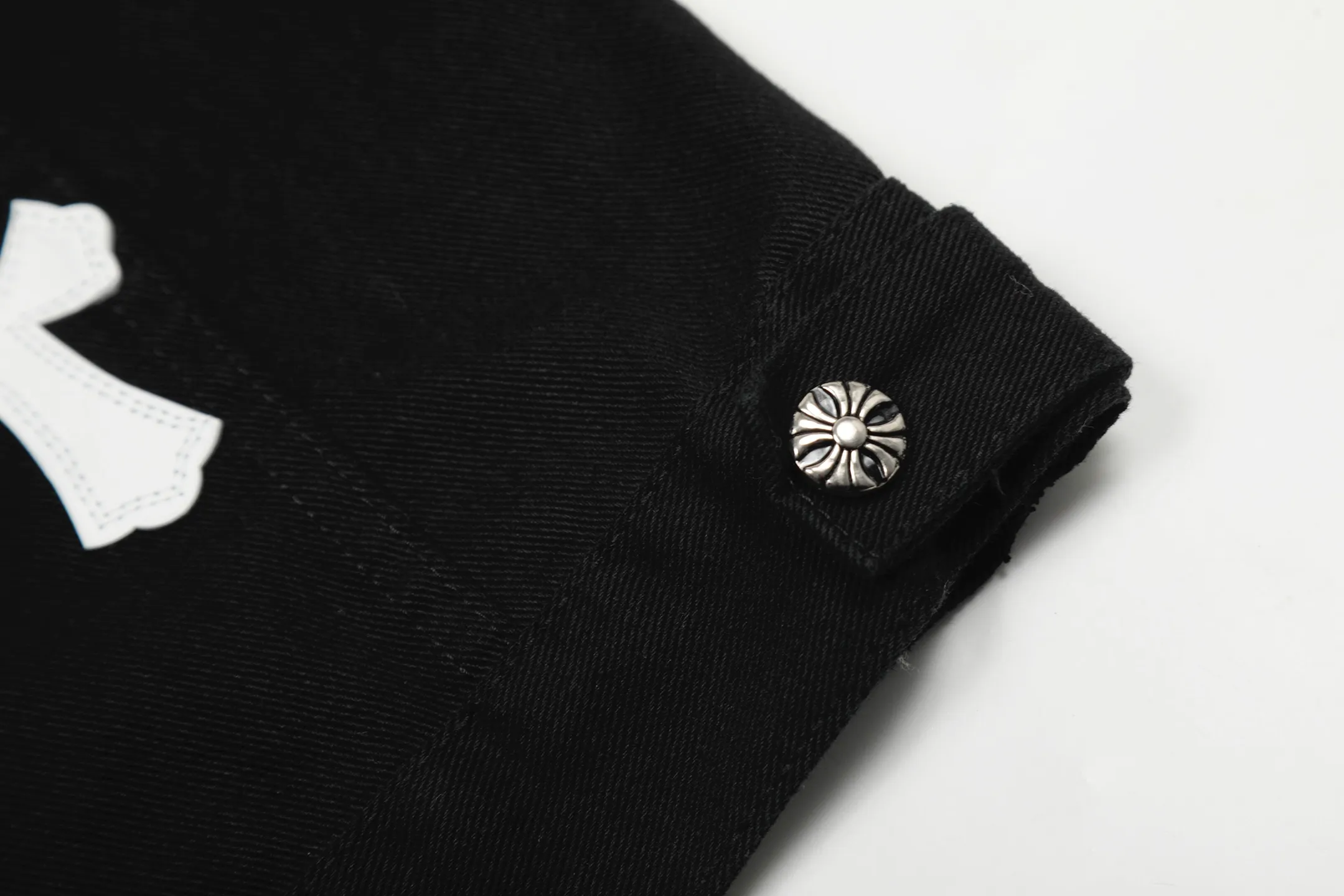 P260 💰 Chrome Hearts Chrome Hearts Cross-Patch Leather Embroidered Shirt Denim Jacket OS version can be worn by both men and women! The fabric is made of twill gauze cotton fabric! The texture is clear and smooth, not easy to wrinkle or fade! The embroidery process is complex and repetitive. There are more than 20 leather labels. It takes 6 repeated embroidery steps to complete the back body. The requirements for the embroidery machine are very strict, and the distance is 45 cm! It won’t work if the spacing is too big, and it won’t work if it’s too small! We make clothes with care, and every detail must be restored one to one! The hardware is all carved and cast, and they are all genuine from the original factory! This piece of clothing consumes a lot of material, with more than 3 meters of material used for one piece of clothing! After the garment is made, it needs to be fixed at high temperature, washed at a water temperature of more than 70 degrees, and softened by adding softener to make the upper body softer and smoother! There is a flap on the sleeve that can be stored into short sleeves! Make it fit that understanding Color: Black White Size: S-M-L-XL